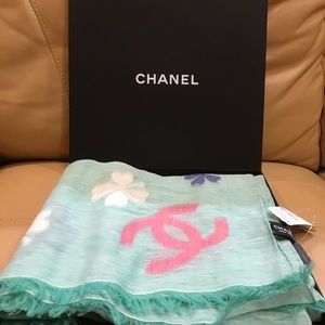 Chanel scarf 55% linen 45% cotton (includes box)
